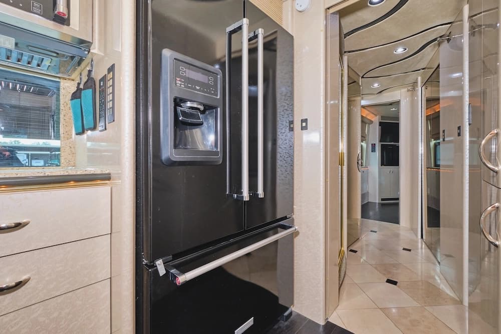 2004 Prevost Marathon XLII Motorhome - Image 23
