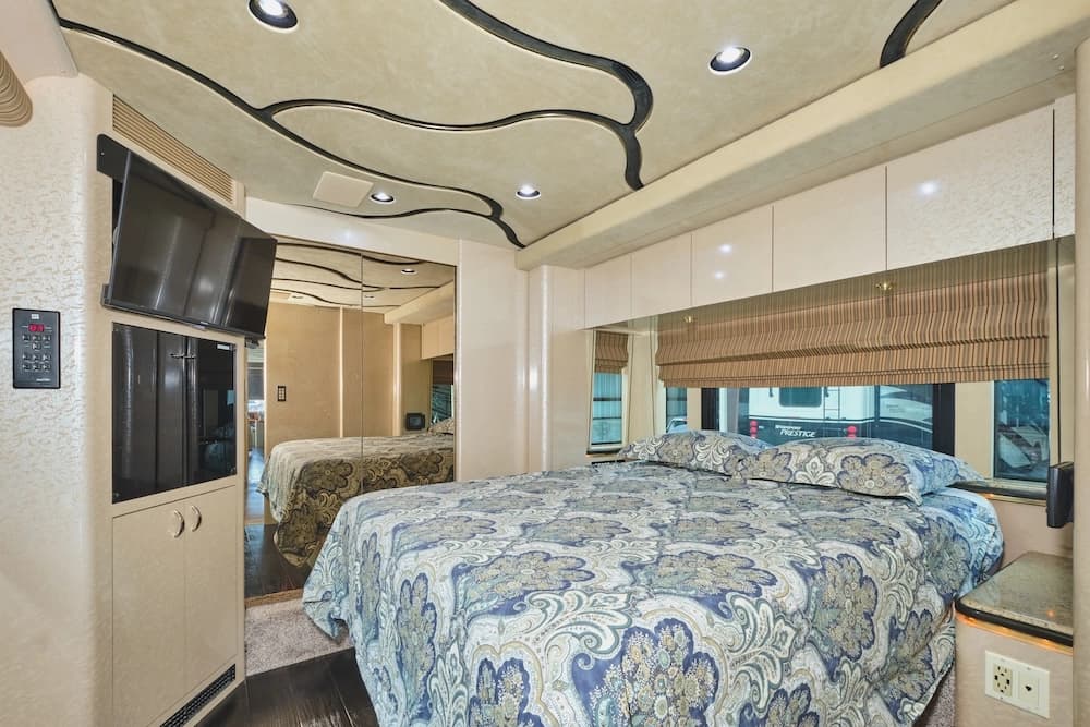 2004 Prevost Marathon XLII Motorhome - Image 24