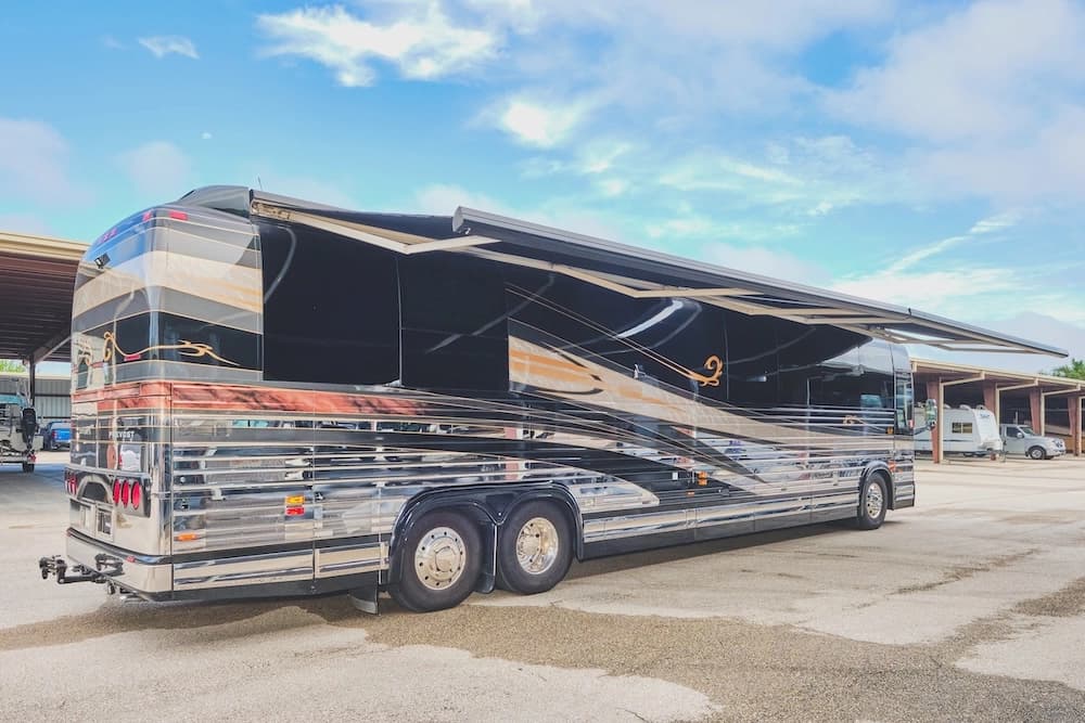 2004 Prevost Marathon XLII Motorhome - Image 3