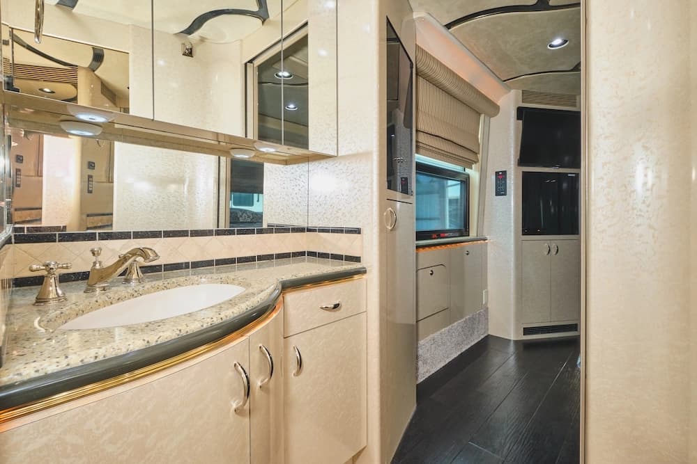 2004 Prevost Marathon XLII Motorhome - Image 29