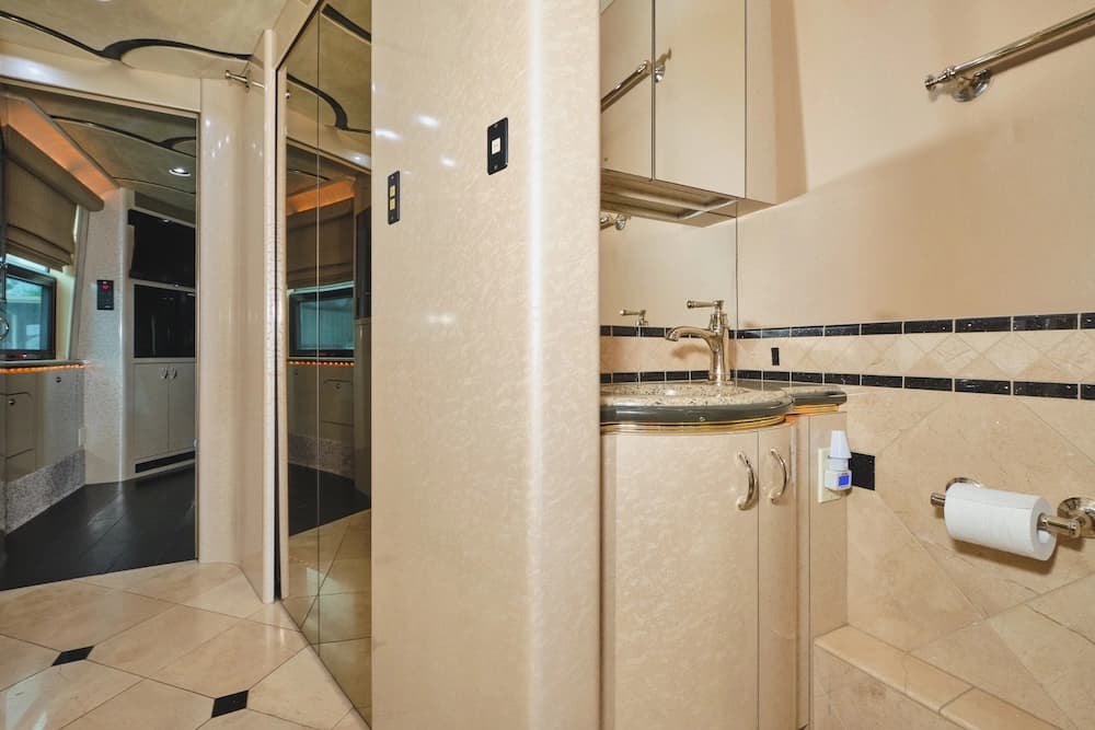 2004 Prevost Marathon XLII Motorhome - Image 30