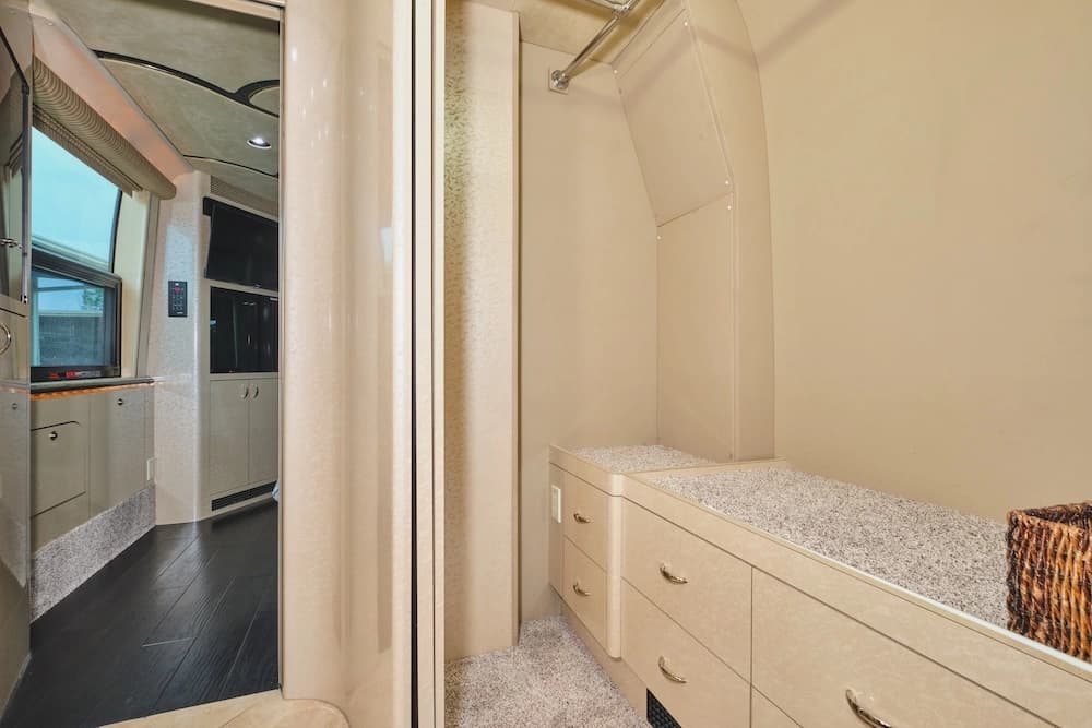 2004 Prevost Marathon XLII Motorhome - Image 34