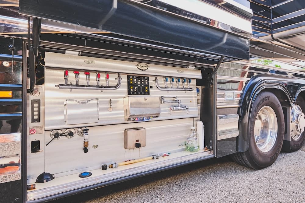 2004 Prevost Marathon XLII Motorhome - Image 42