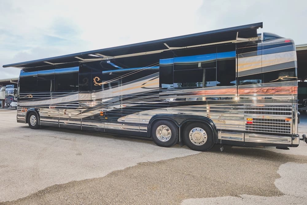 2004 Prevost Marathon XLII Motorhome - Image 5