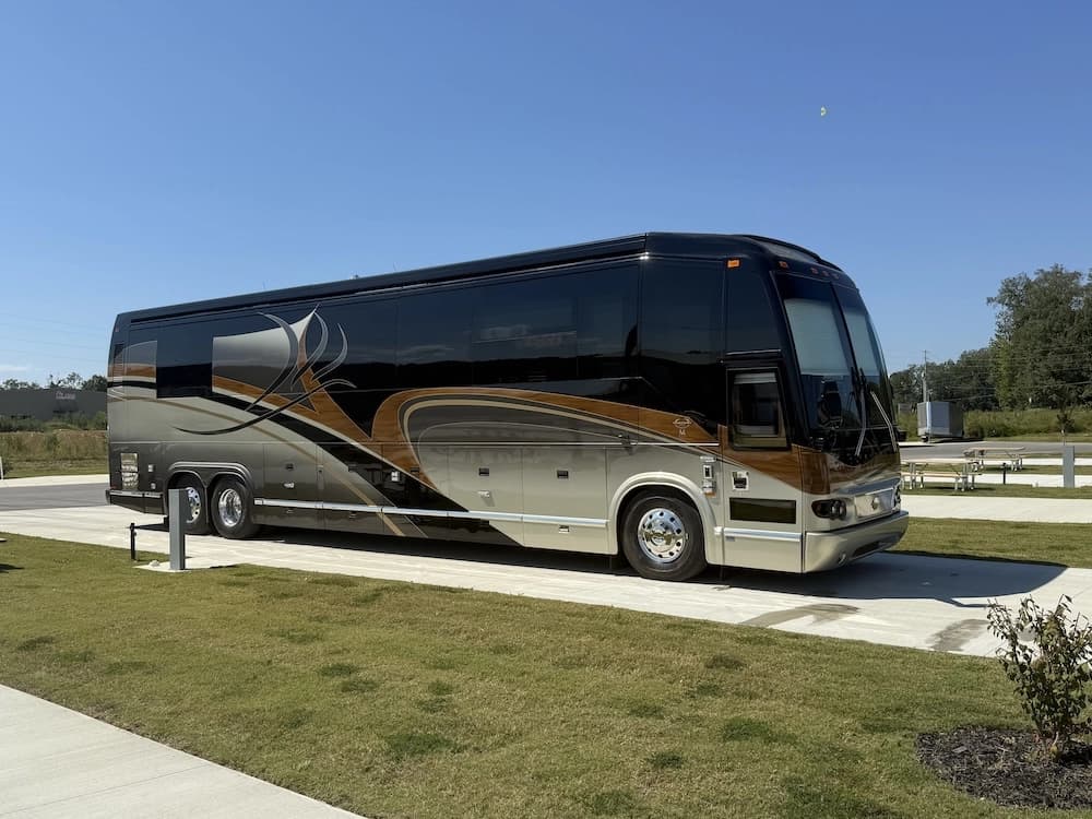 2009 Prevost Marathon H3-45 Motorhome - Image 2