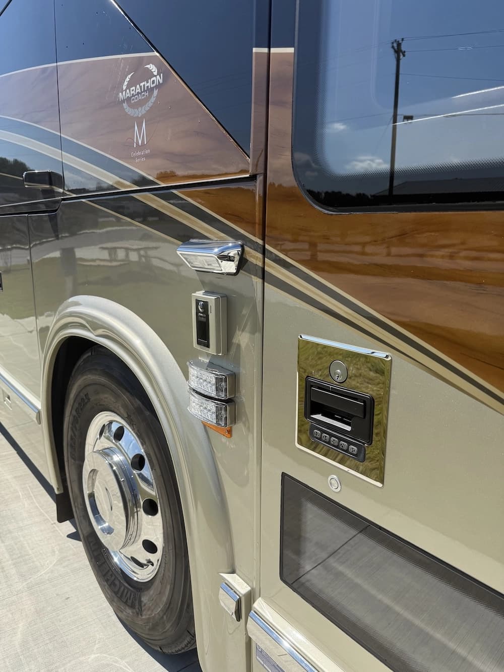 2009 Prevost Marathon H3-45 Motorhome - Image 18