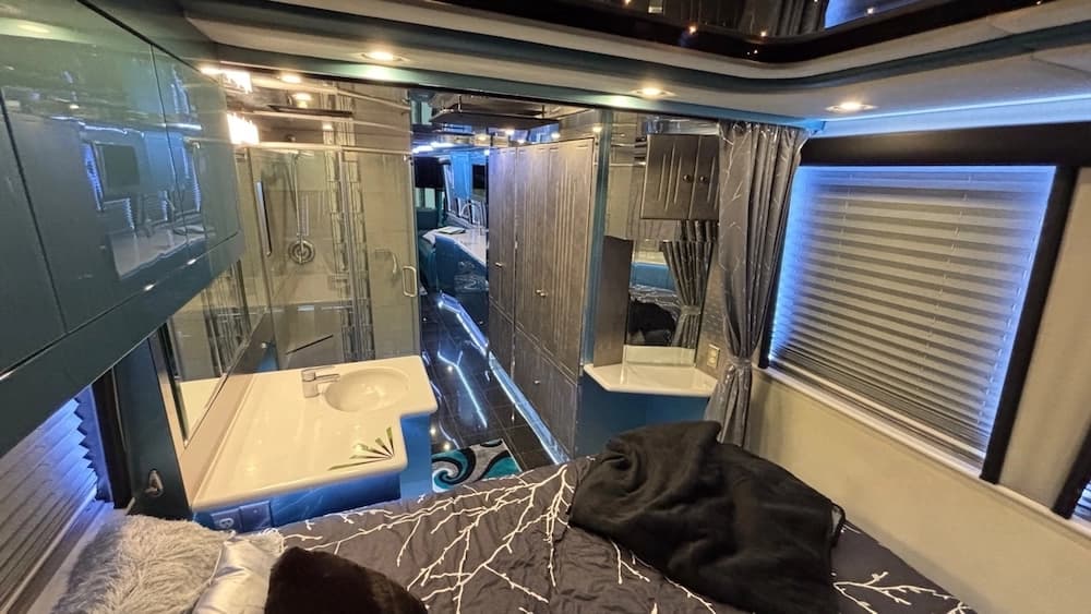 1998 Prevost Vogue XL 40 Motorhome - Image 9