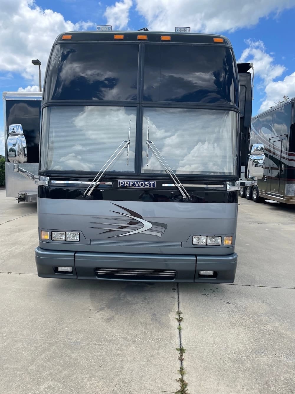2003 Prevost Marathon H3-45 Motorhome - Image 2