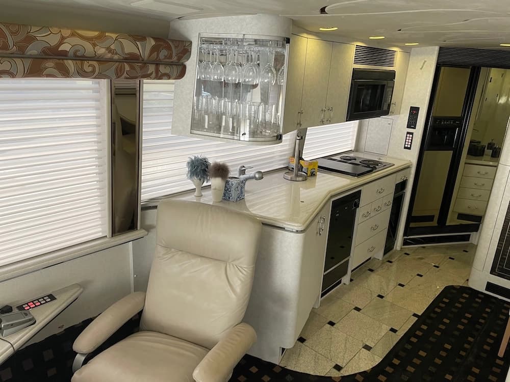 2003 Prevost Marathon H3-45 Motorhome - Image 14