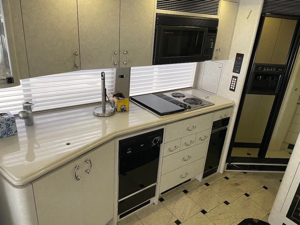 2003 Prevost Marathon H3-45 Motorhome - Image 15
