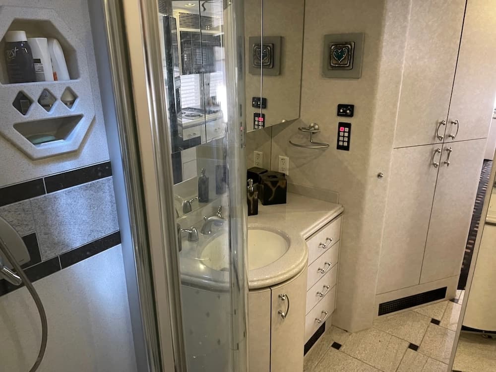 2003 Prevost Marathon H3-45 Motorhome - Image 20