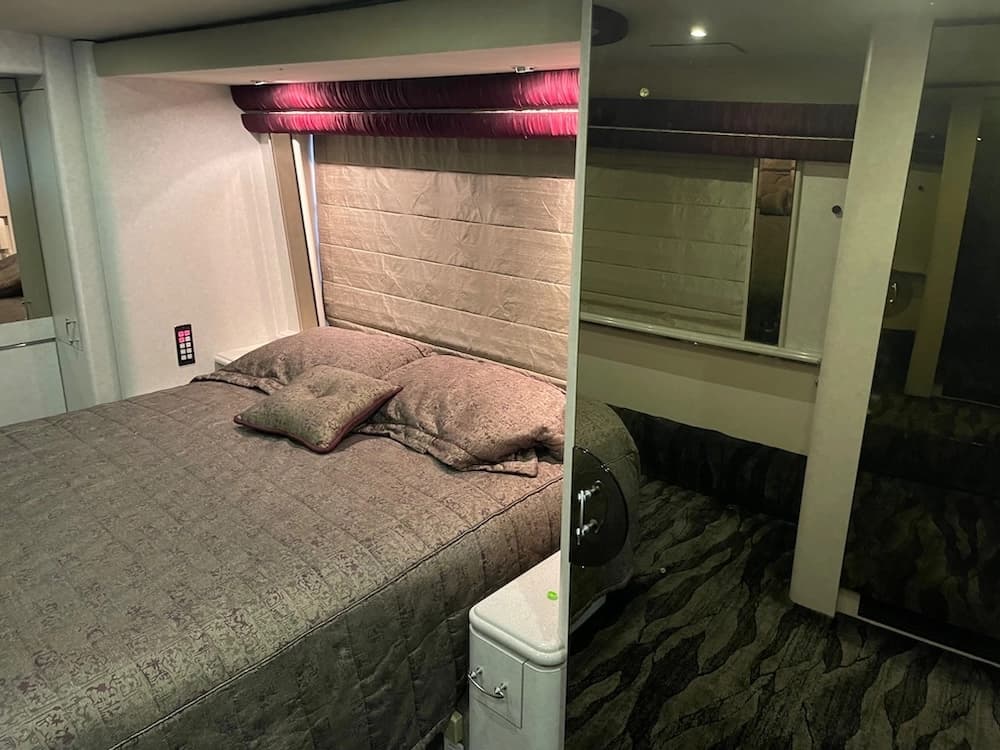 2003 Prevost Marathon H3-45 Motorhome - Image 25