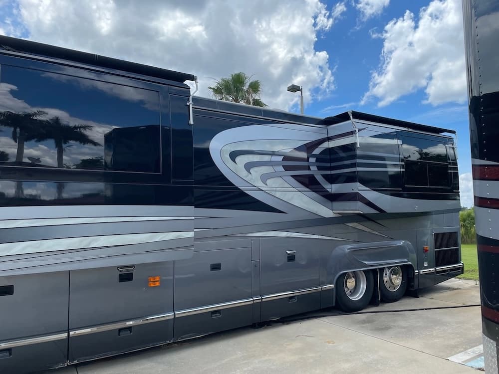 2003 Prevost Marathon H3-45 Motorhome - Image 4