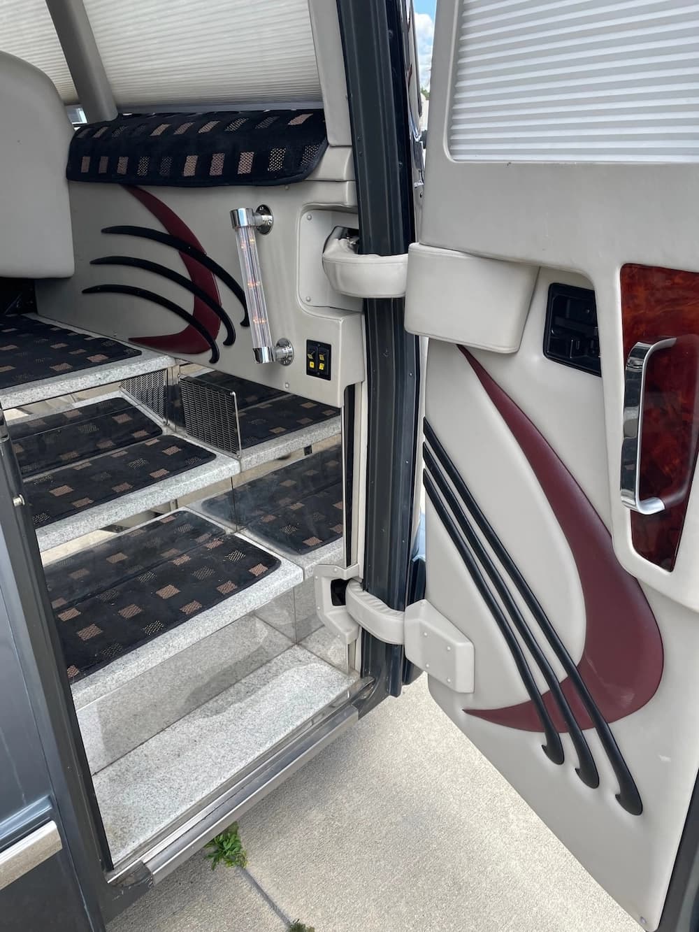 2003 Prevost Marathon H3-45 Motorhome - Image 6