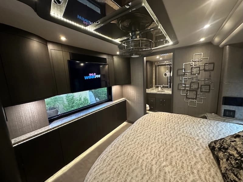 2021 Prevost Millennium H3-45 Motorhome - Image 31