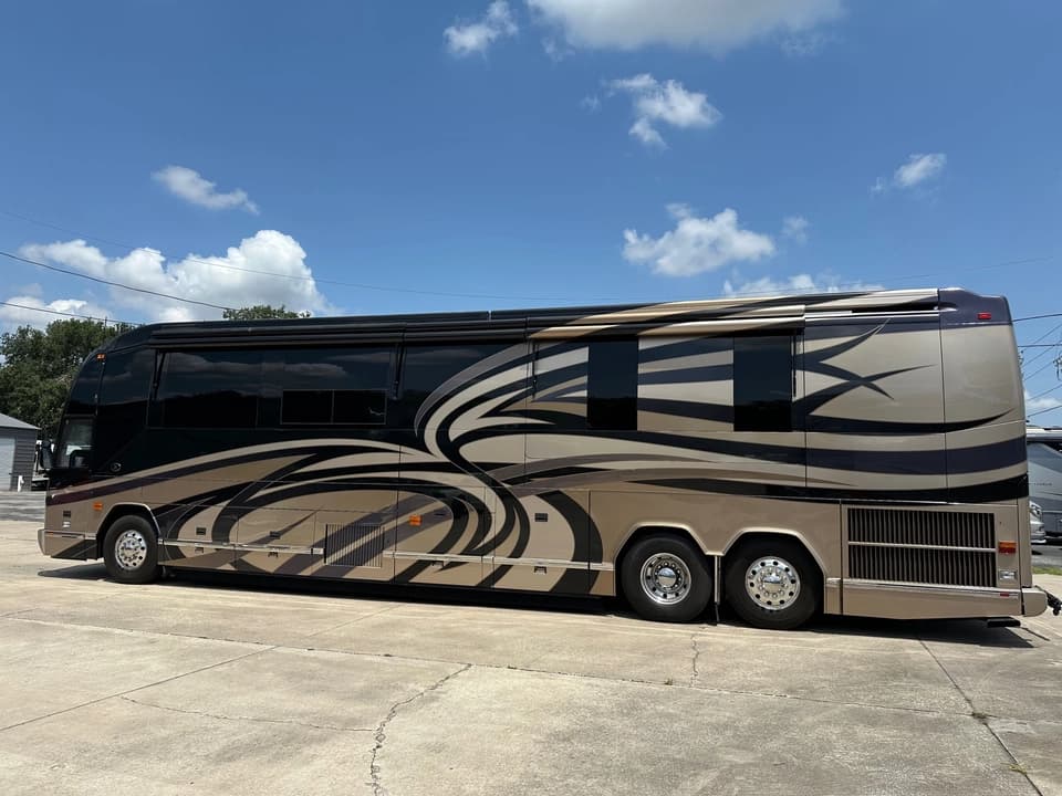 2009 Prevost Featherlite H3-45 Motorhome - Image 2