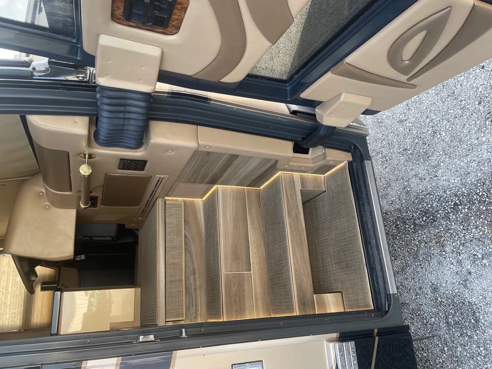 2009 Prevost Featherlite H3-45 Motorhome - Image 12