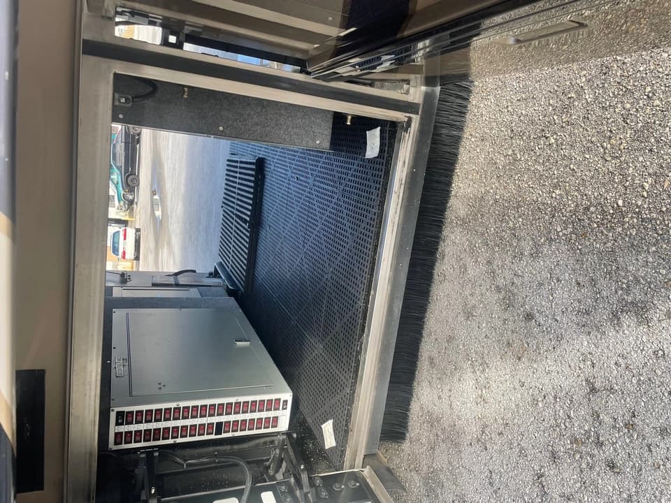 2009 Prevost Featherlite H3-45 Motorhome - Image 13