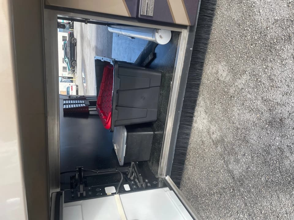 2009 Prevost Featherlite H3-45 Motorhome - Image 14