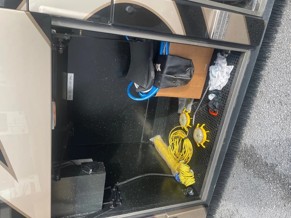 2009 Prevost Featherlite H3-45 Motorhome - Image 15