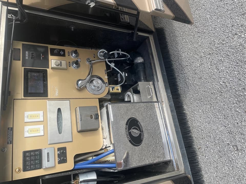 2009 Prevost Featherlite H3-45 Motorhome - Image 16