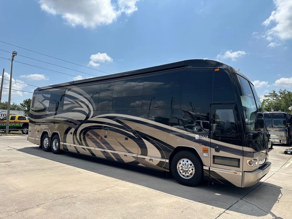 2009 Prevost Featherlite H3-45 Motorhome - Image 1
