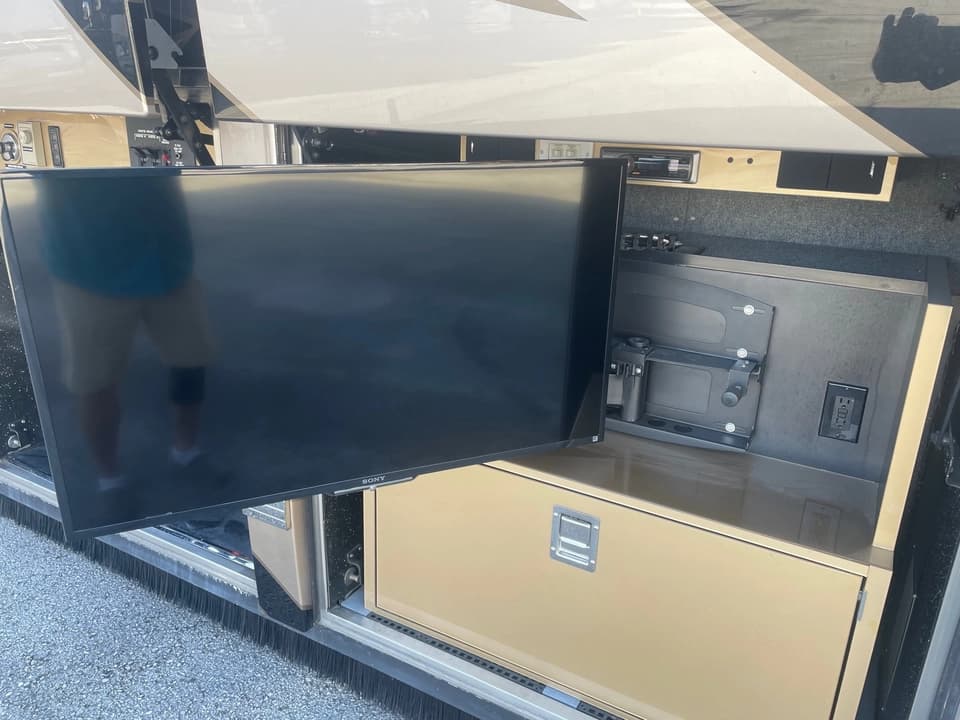 2009 Prevost Featherlite H3-45 Motorhome - Image 21