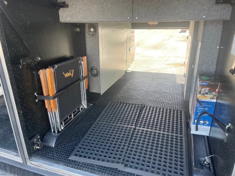 2009 Prevost Featherlite H3-45 Motorhome - Image 26