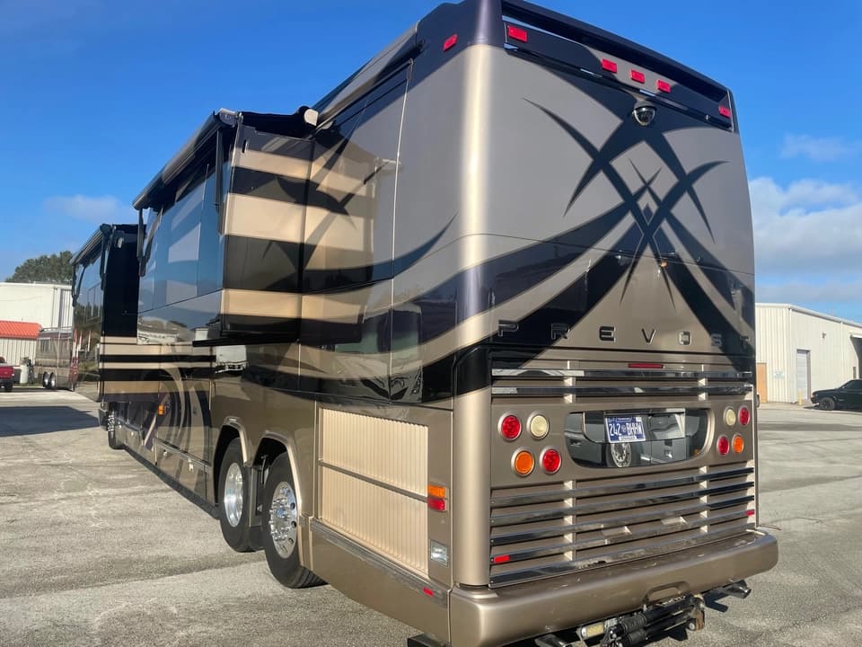 2009 Prevost Featherlite H3-45 Motorhome - Image 28
