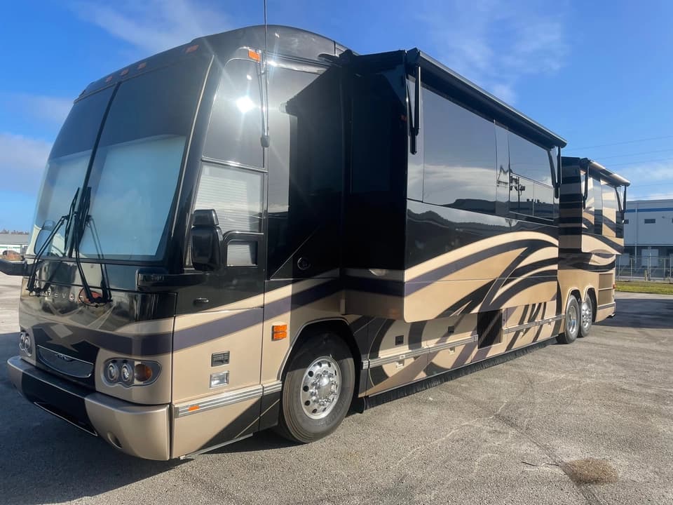 2009 Prevost Featherlite H3-45 Motorhome - Image 30