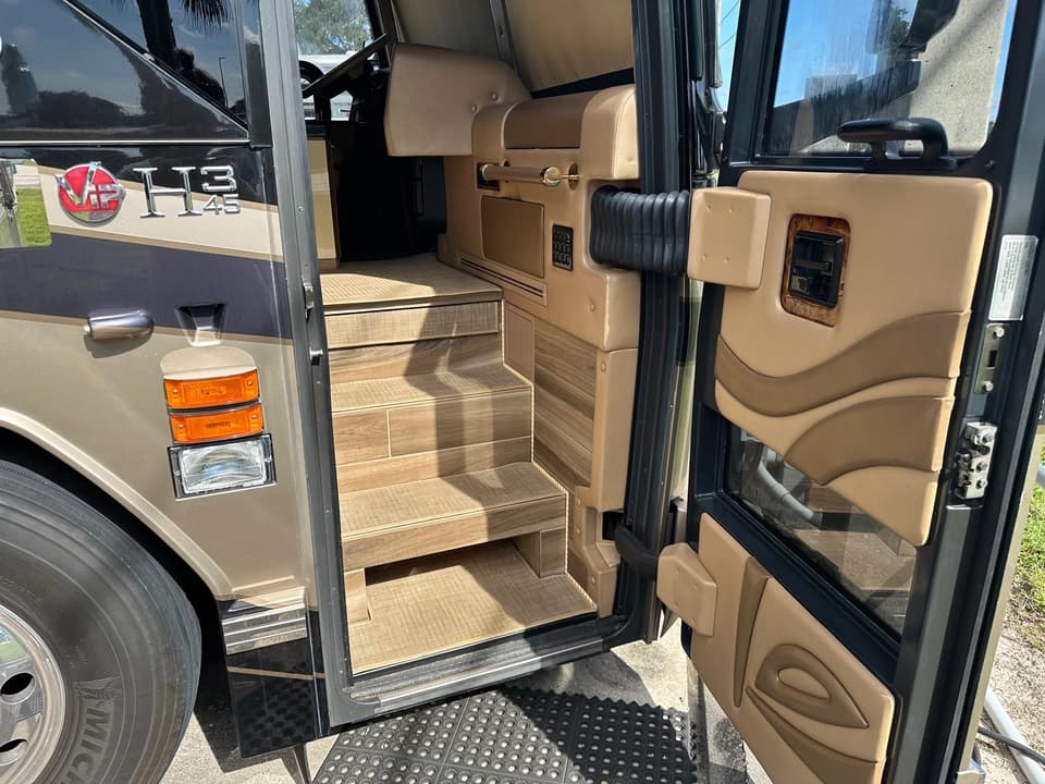 2009 Prevost Featherlite H3-45 Motorhome - Image 32