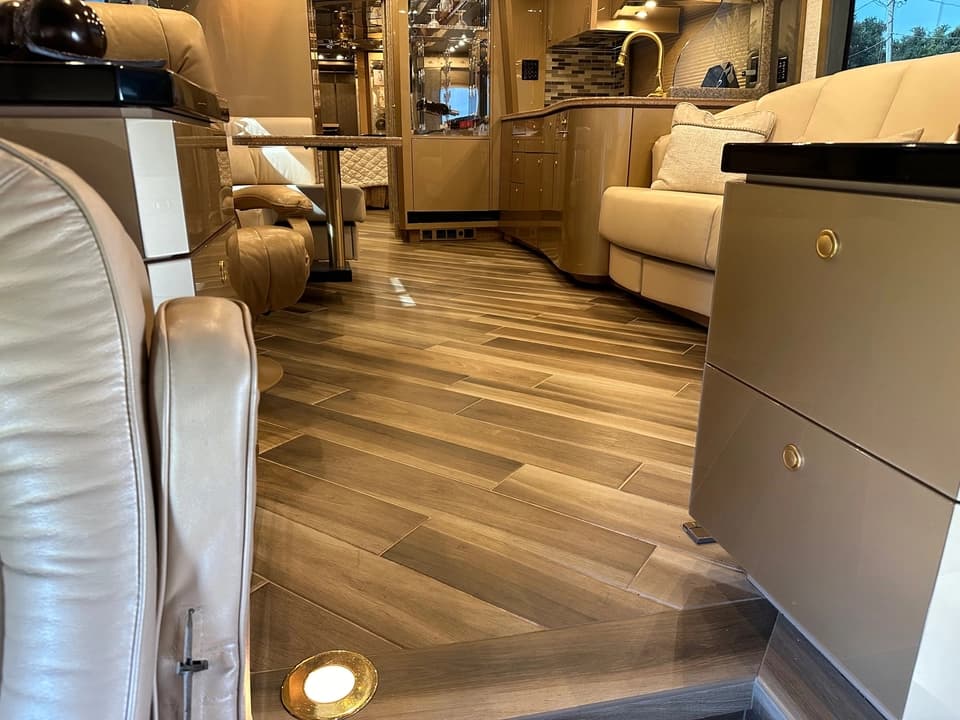 2009 Prevost Featherlite H3-45 Motorhome - Image 34