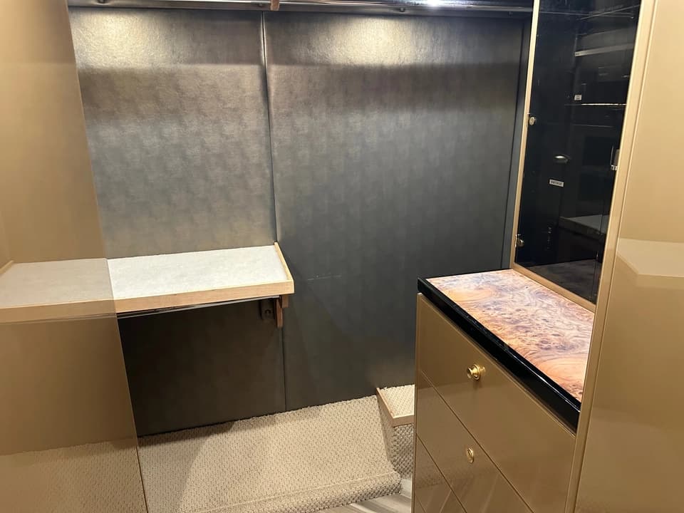 2009 Prevost Featherlite H3-45 Motorhome - Image 38