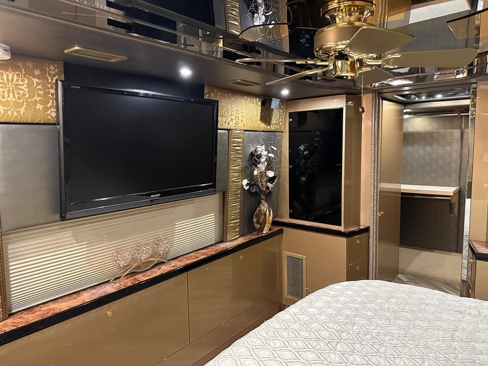 2009 Prevost Featherlite H3-45 Motorhome - Image 40