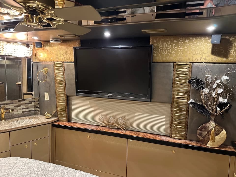 2009 Prevost Featherlite H3-45 Motorhome - Image 41