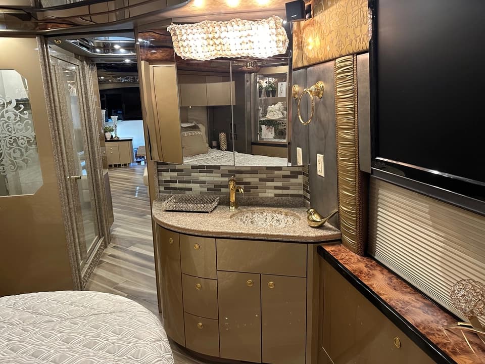 2009 Prevost Featherlite H3-45 Motorhome - Image 42
