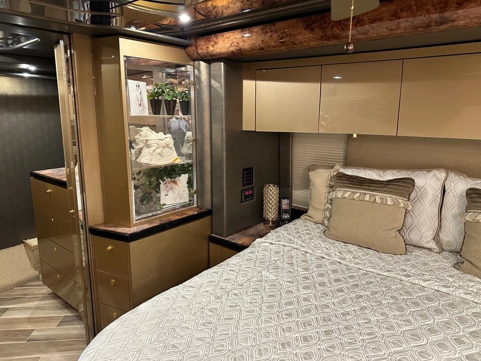 2009 Prevost Featherlite H3-45 Motorhome - Image 43