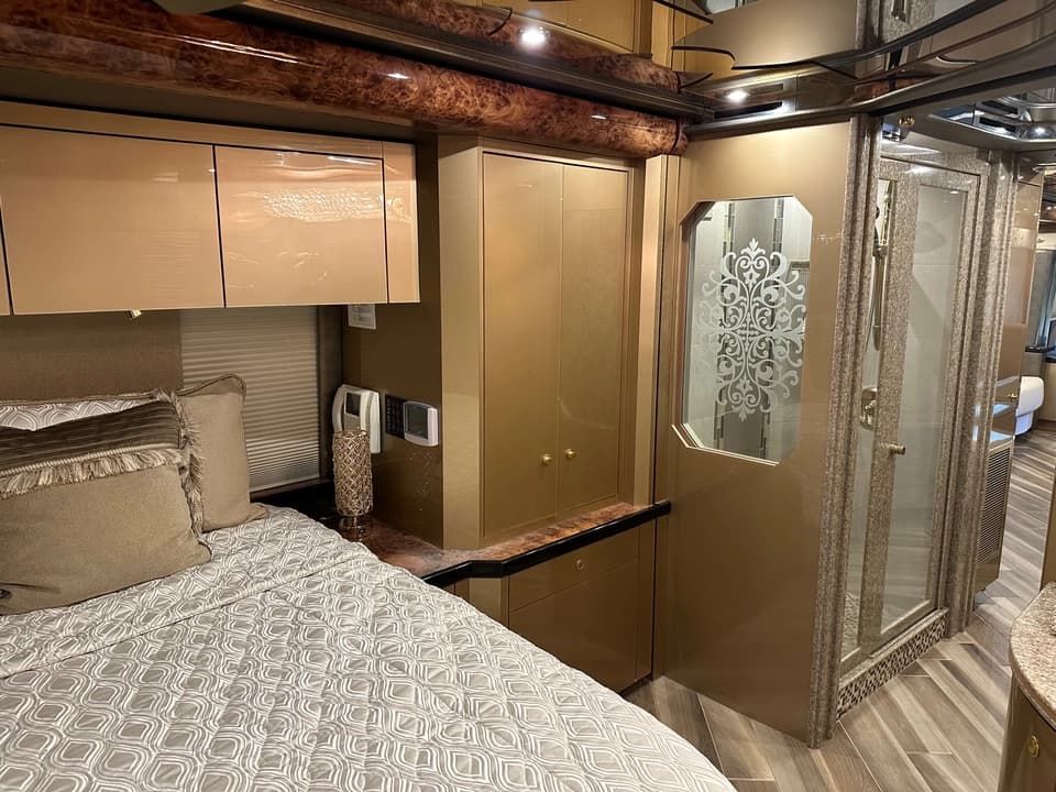 2009 Prevost Featherlite H3-45 Motorhome - Image 44