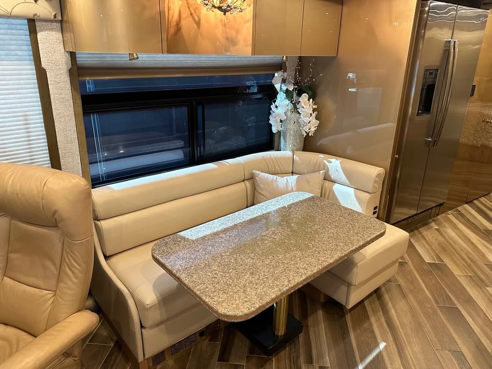 2009 Prevost Featherlite H3-45 Motorhome - Image 50