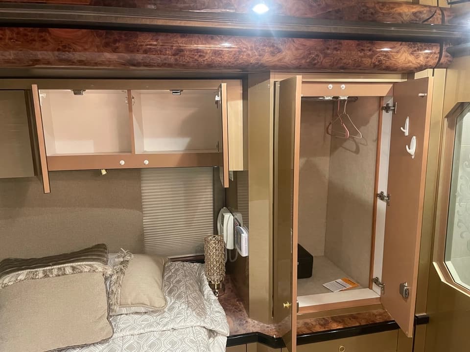 2009 Prevost Featherlite H3-45 Motorhome - Image 6