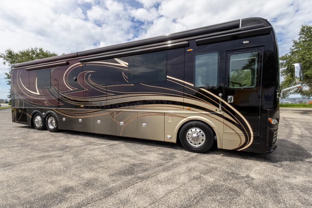 2021 Foretravel 4545 Motorhome - Image 2