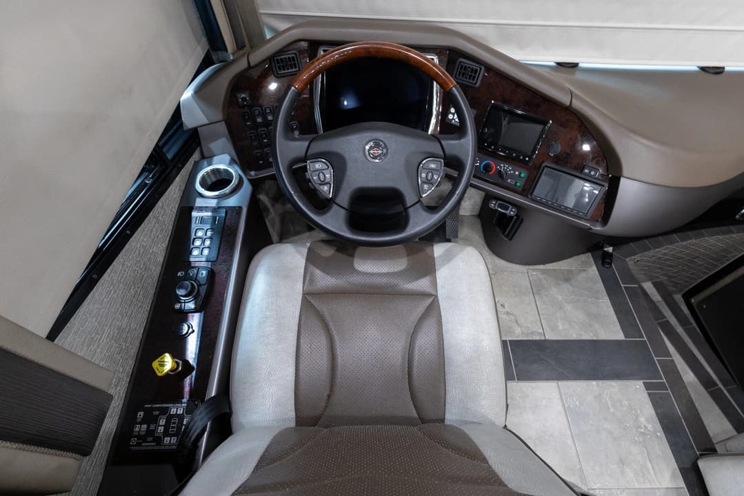2021 Foretravel 4545 Motorhome - Image 13