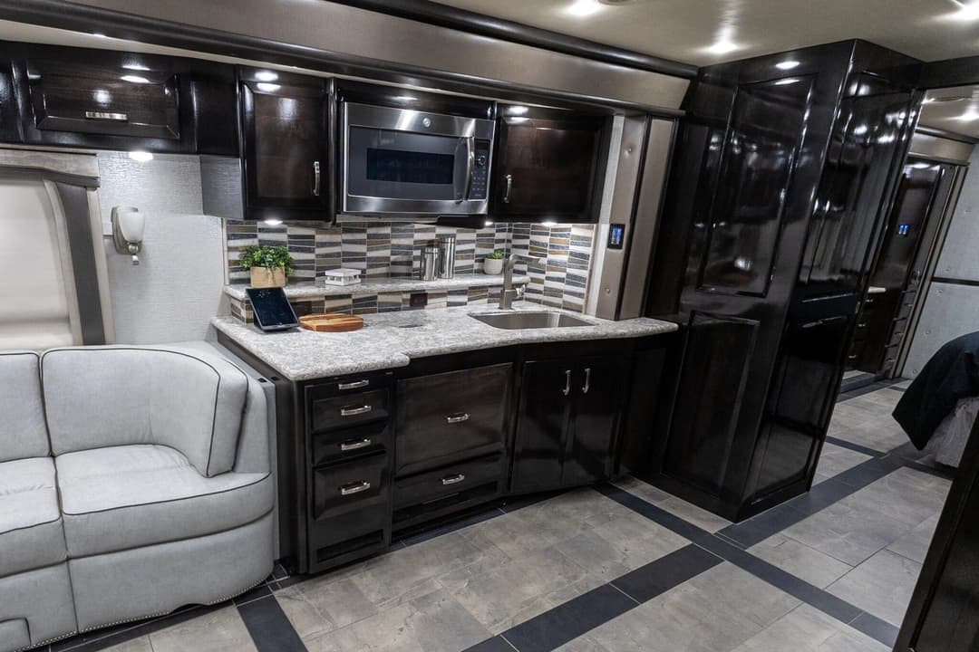 2021 Foretravel 4545 Motorhome - Image 18