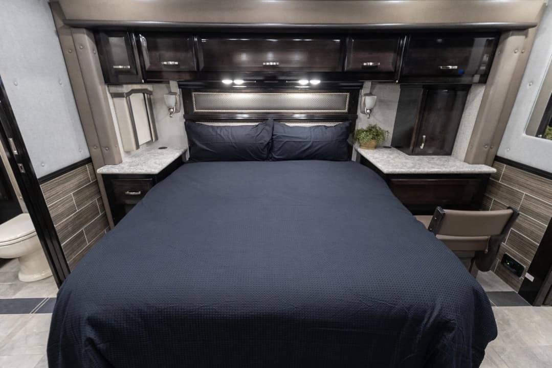 2021 Foretravel 4545 Motorhome - Image 25