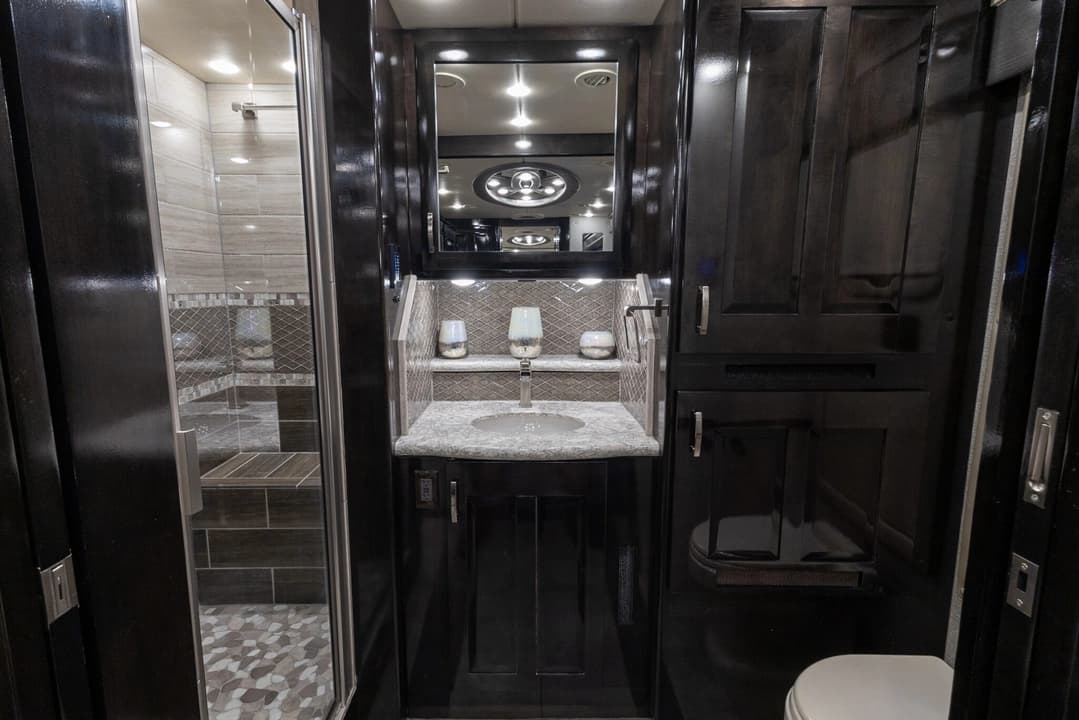 2021 Foretravel 4545 Motorhome - Image 28