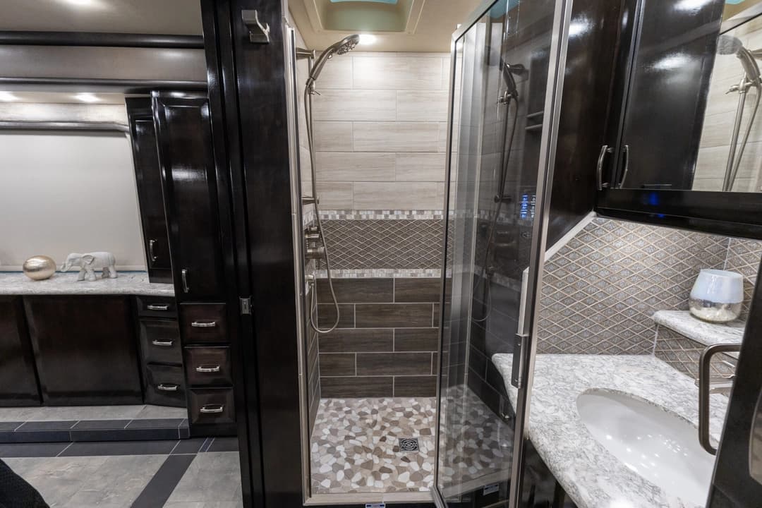2021 Foretravel 4545 Motorhome - Image 29