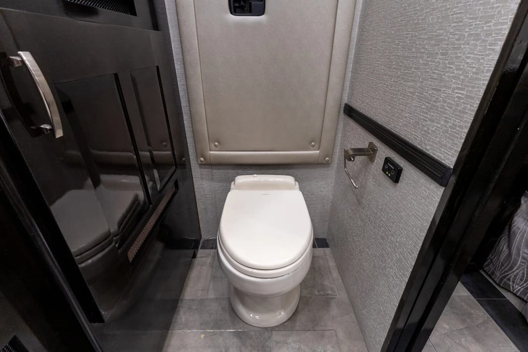 2021 Foretravel 4545 Motorhome - Image 31