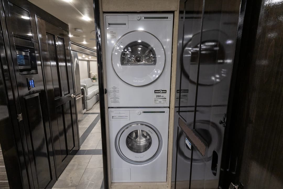 2021 Foretravel 4545 Motorhome - Image 32