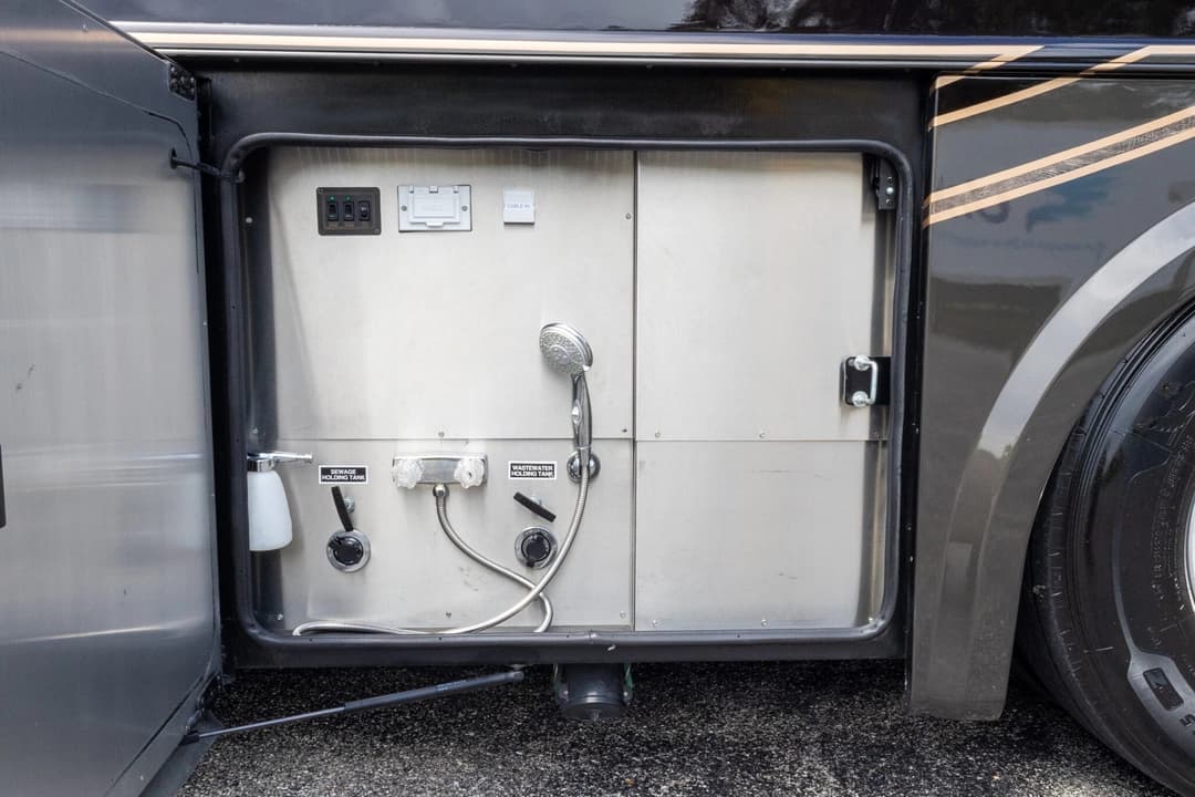 2021 Foretravel 4545 Motorhome - Image 46