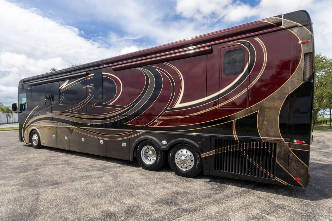 2021 Foretravel 4545 Motorhome - Image 8